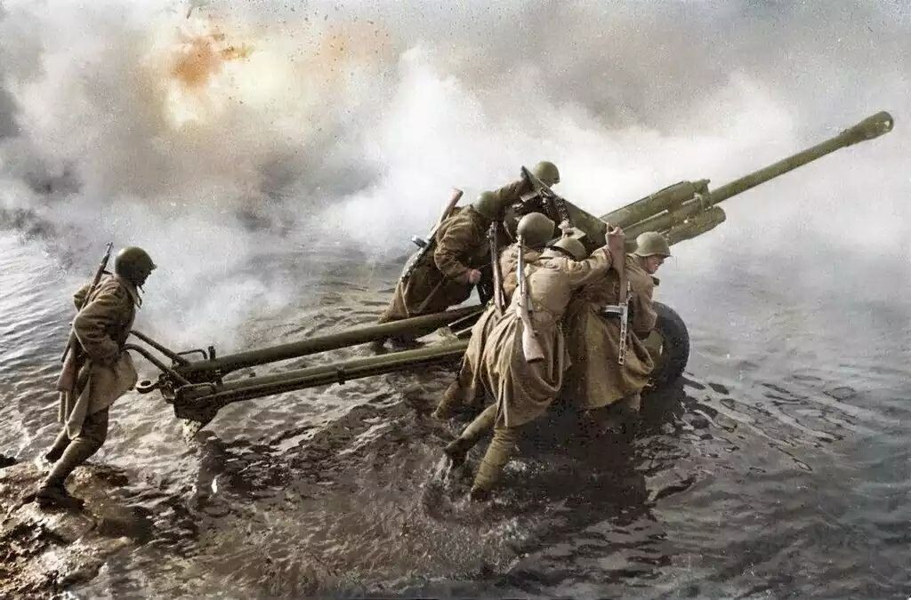 1945 год. Форсирование Одера. Советские артиллеристы и их 76-мм дивизионная пушка ЗиС-3.