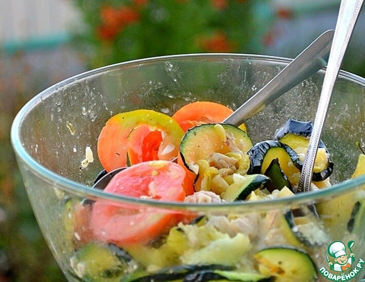 Любители теплый салатов меня поймут) Люблю, люблю трепетно и нежно. Вкусно неимоверно, просто, быстро - идеальный ужин или обед. Ничего другого и не надо. Вот так и кушала бы эту вкуснятину каждый день, только бы кабачки не заканчивались.