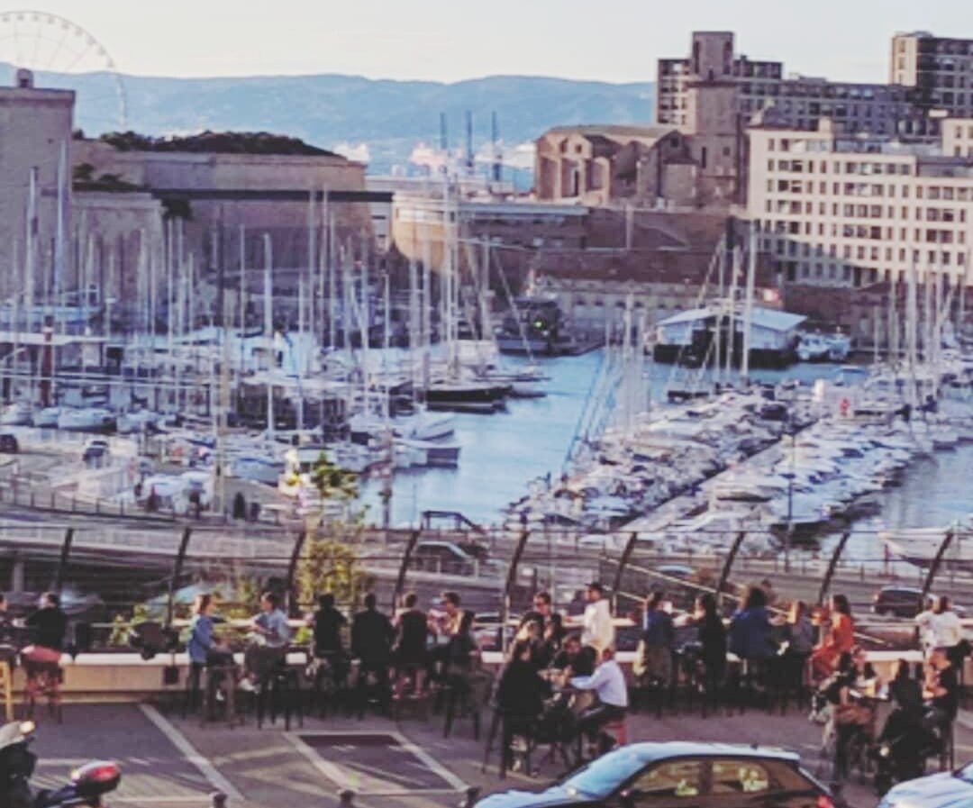 Marselstvo. Бар на смотровой площадке у парковки - это нормально для местных