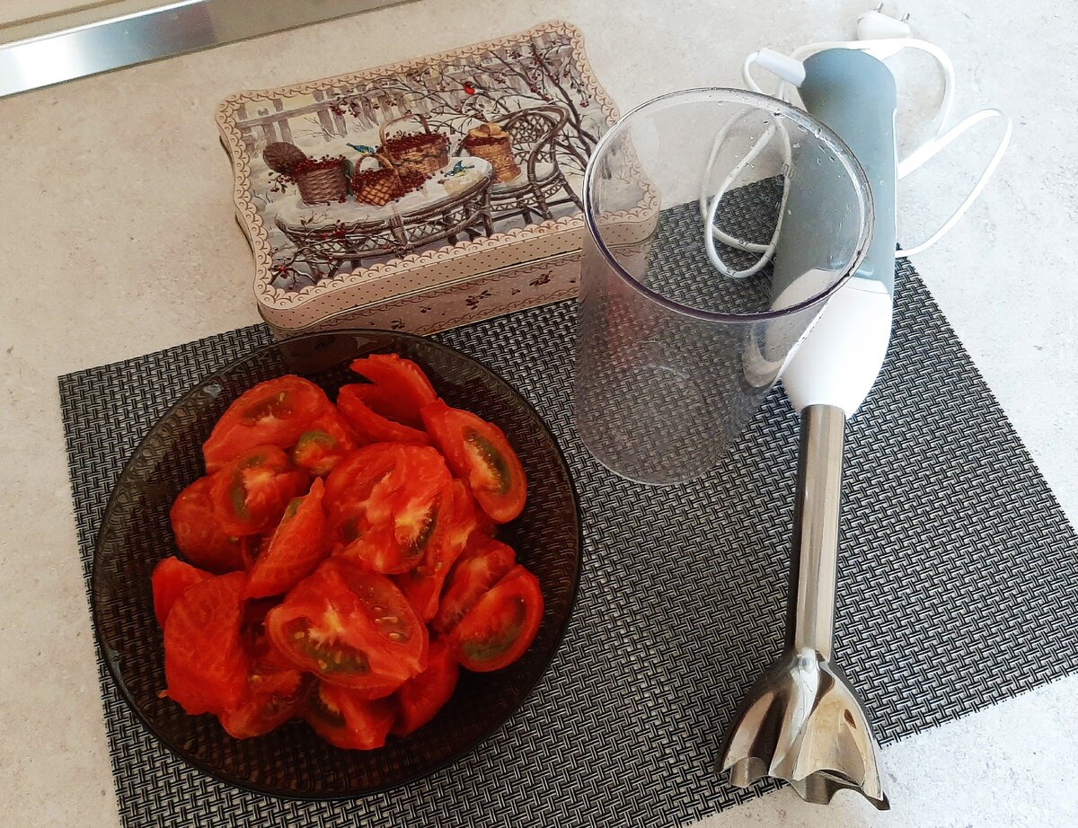 Подготовила помидоры для томата
