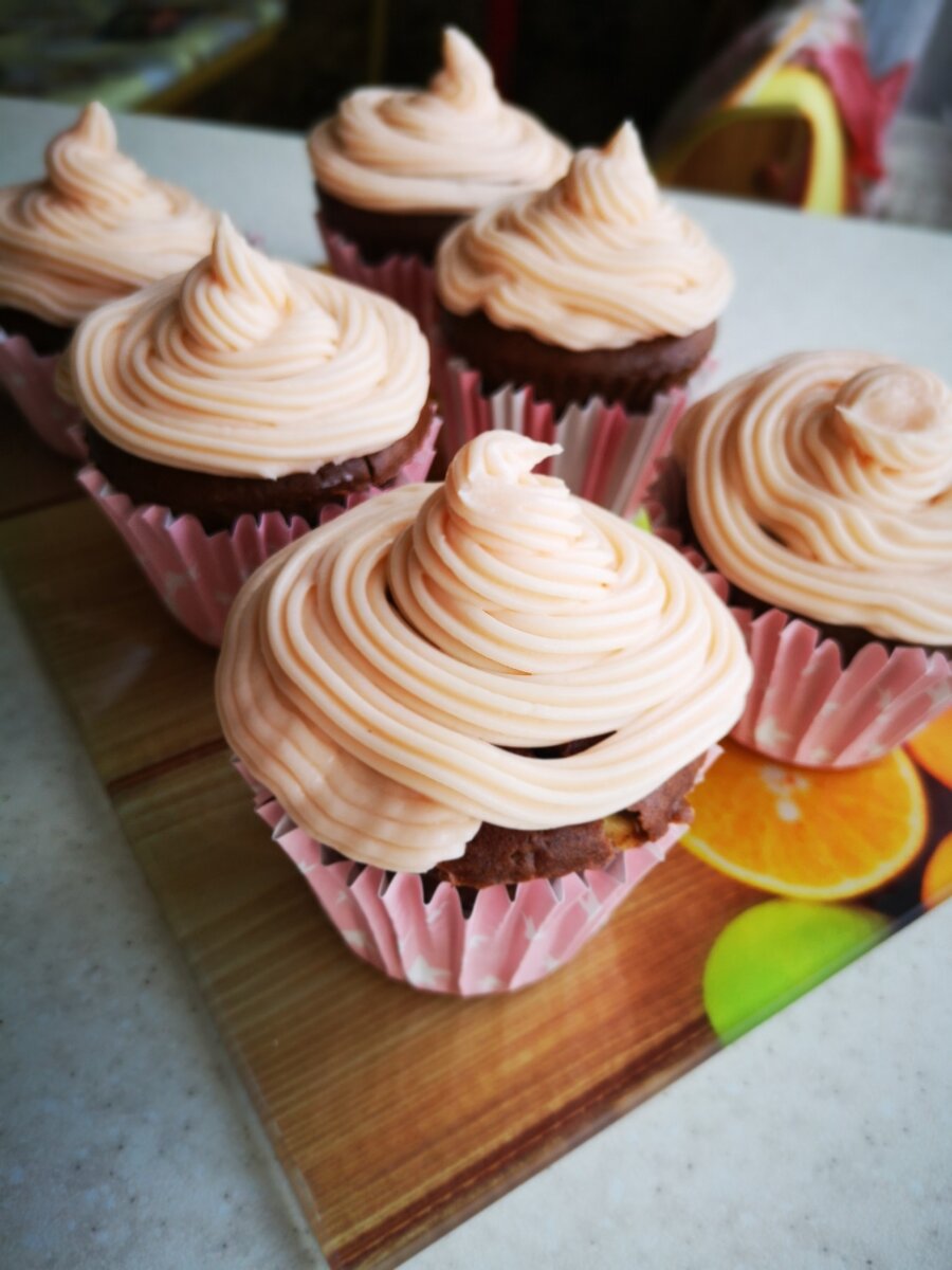 Фото готового крема - им я украсила кексики! Очень вкусно!