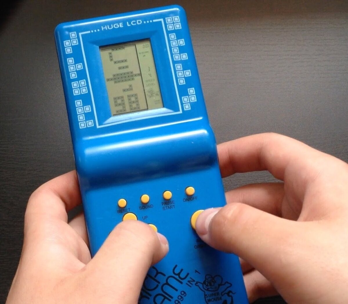 Тетрис. Сейчас не обязательно иметь эту игрушку, достаточно скачать себе на телефон.