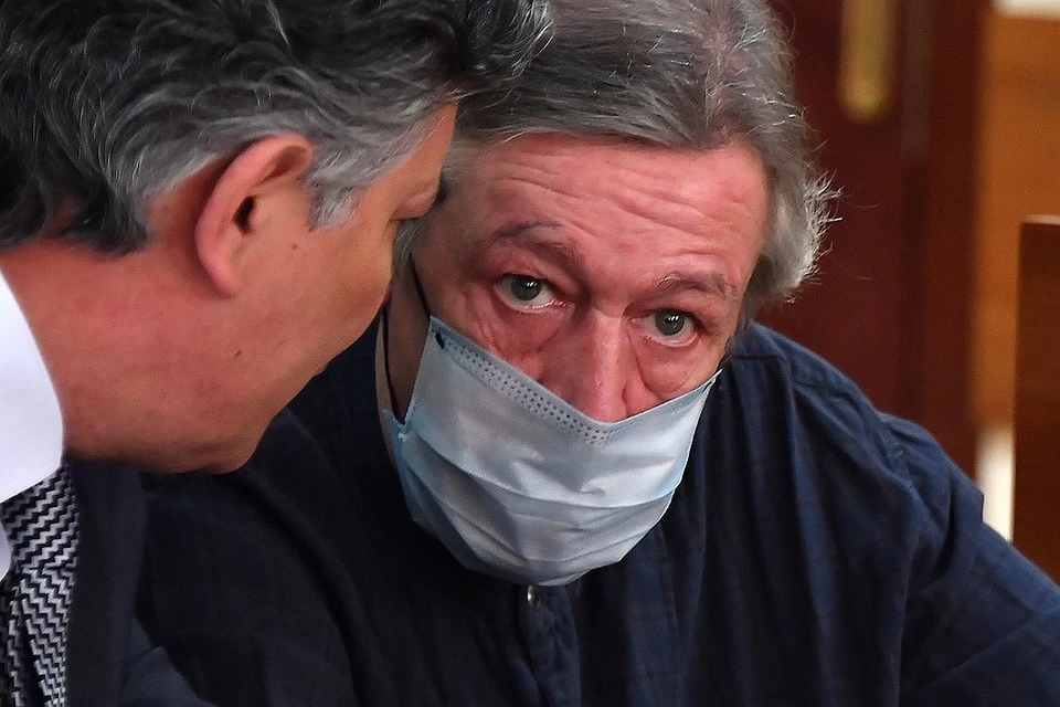 Михаил Ефремов-слушает  адвоката на судебном заседании.Фото-Иван Макеев.