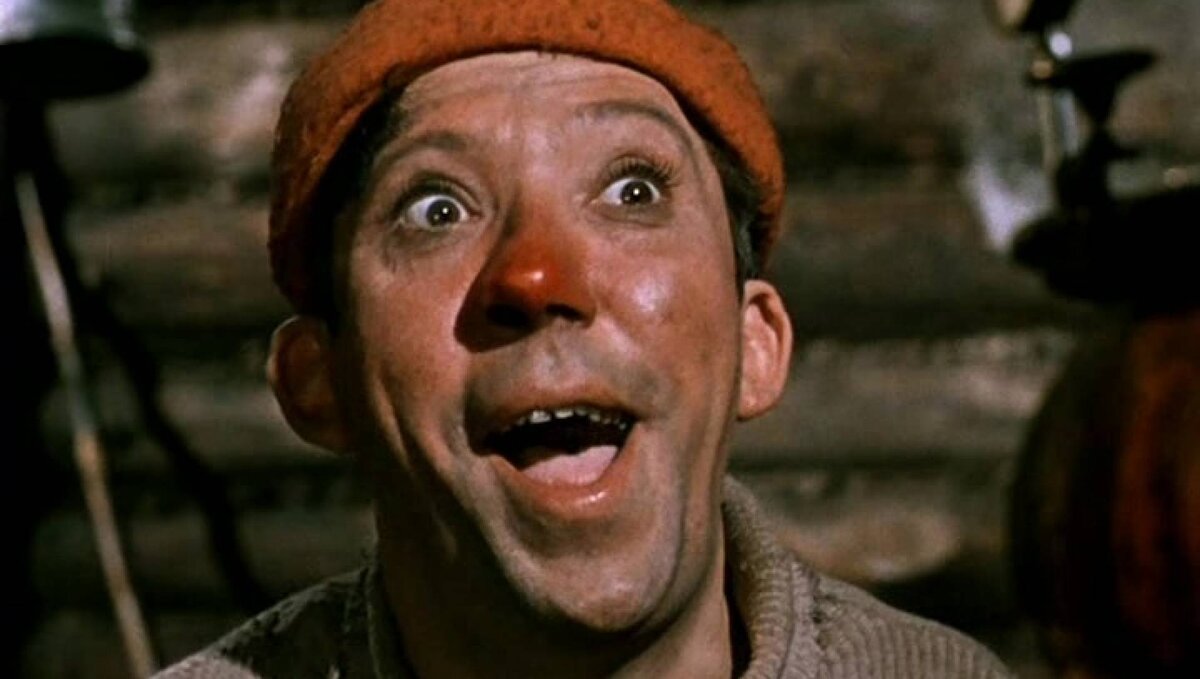 В маленькой охотничьей заимке трое друзей - Бывалый, Трус и Балбес - гонят самогон. На стеллажах растет батарея бутылок. Во время отсутствия хозяев пес Барбос рушит склады с самогоном. Спасаясь от разъяренных самогонщиков, пес со змеевиком самогонного аппарата укрывается в отделении милиции, куда вслед за ним прибегают Бывалый, Трус и Балбес. 