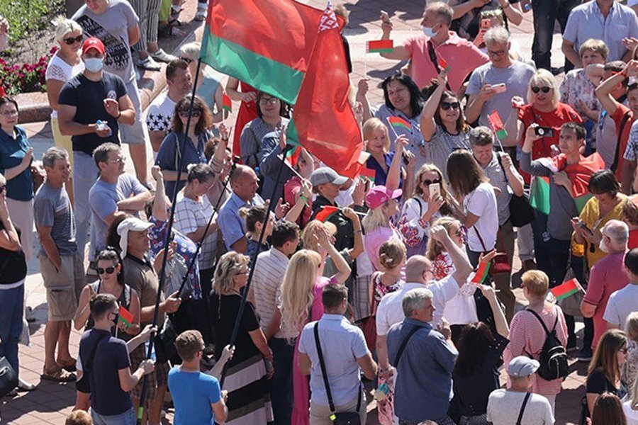 Митинг за Лукашенко в Минске. Митинг в Минске 16 августа 2020. Протесты в Белоруссии 2020 Лукашенко. Митинги в Беларуси 2020.