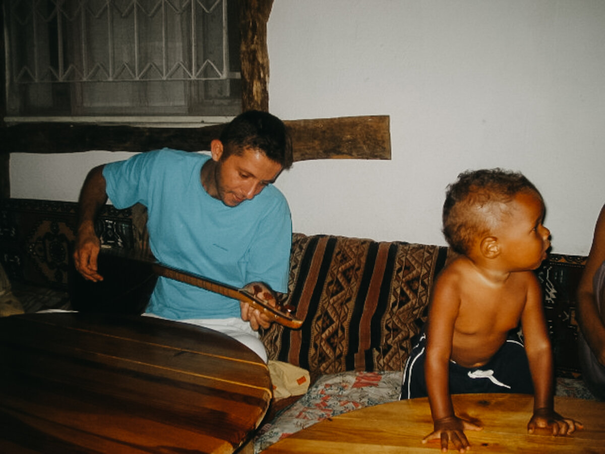 Фото 2003 года. Так что строго не судите. Хозяин дома играет на традиционных инструментах.