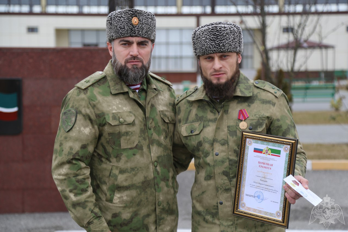 Шарип Делимханов и его помощник. 