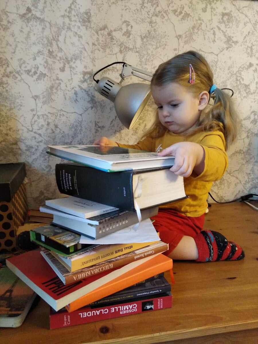 Агата строит башню из моих книг