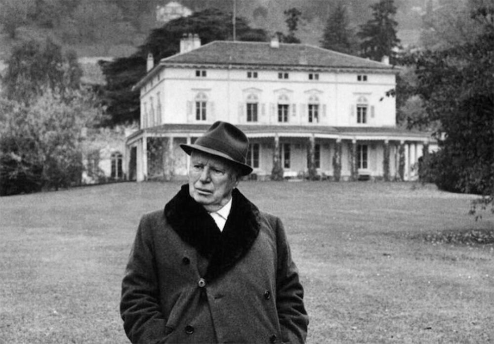 Чарли Чаплин у своего дома в Вевё