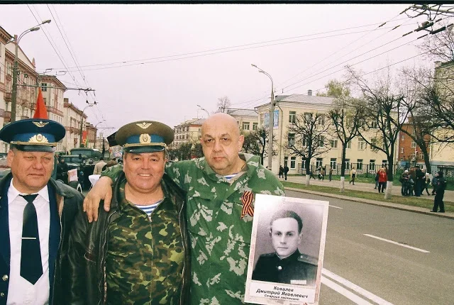 Три капитана... Капитан Клюкин Василий Иванович, ветеран афганской войны, командир экипажа МИ-8МТ, капитан Мифтахутдинов Радик Борисович, летчик-инструктор, капитан Ковалев Михаил Дмитриевич. 