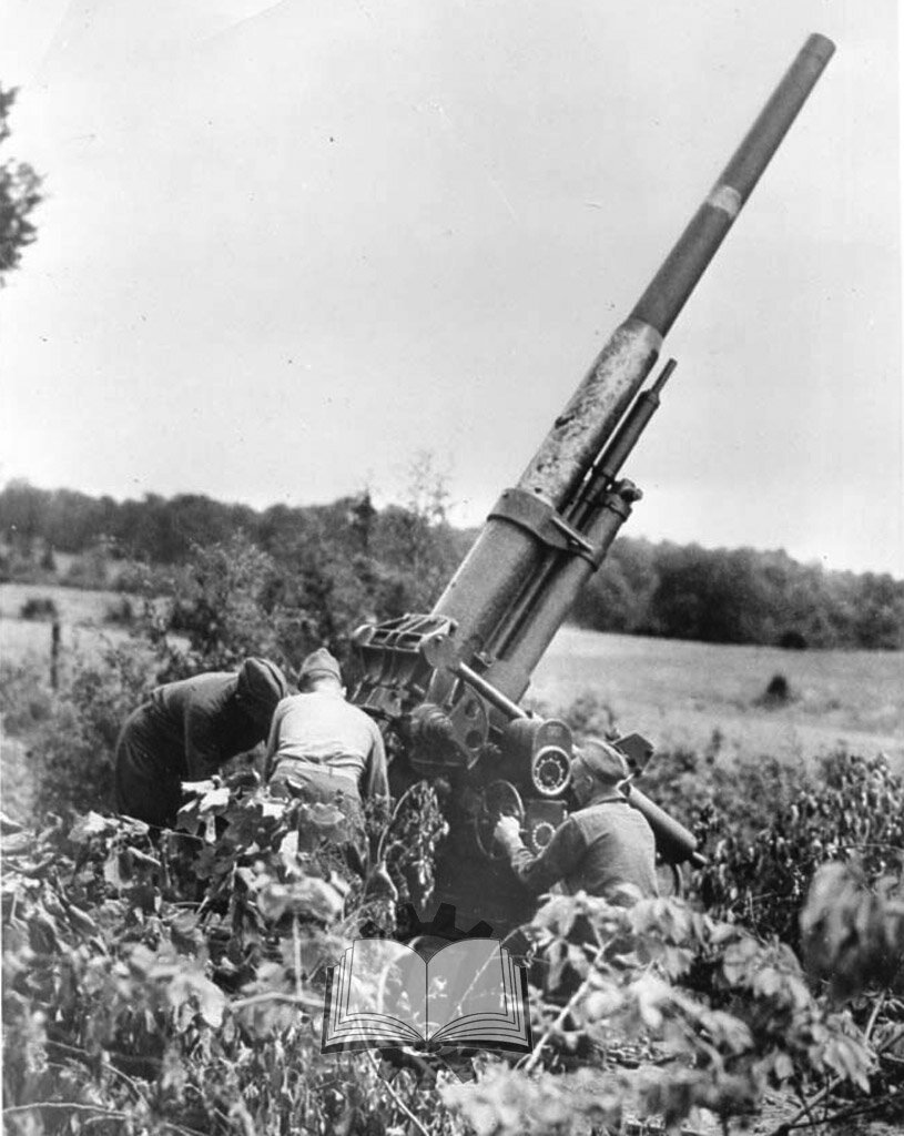 76-мм зенитное орудие было весьма удачной системой. В 1941 году его выбрали как вооружение тяжелых танков и средних истребителей танков. Но дальше появилась идея поставить его на более легкое шасси.