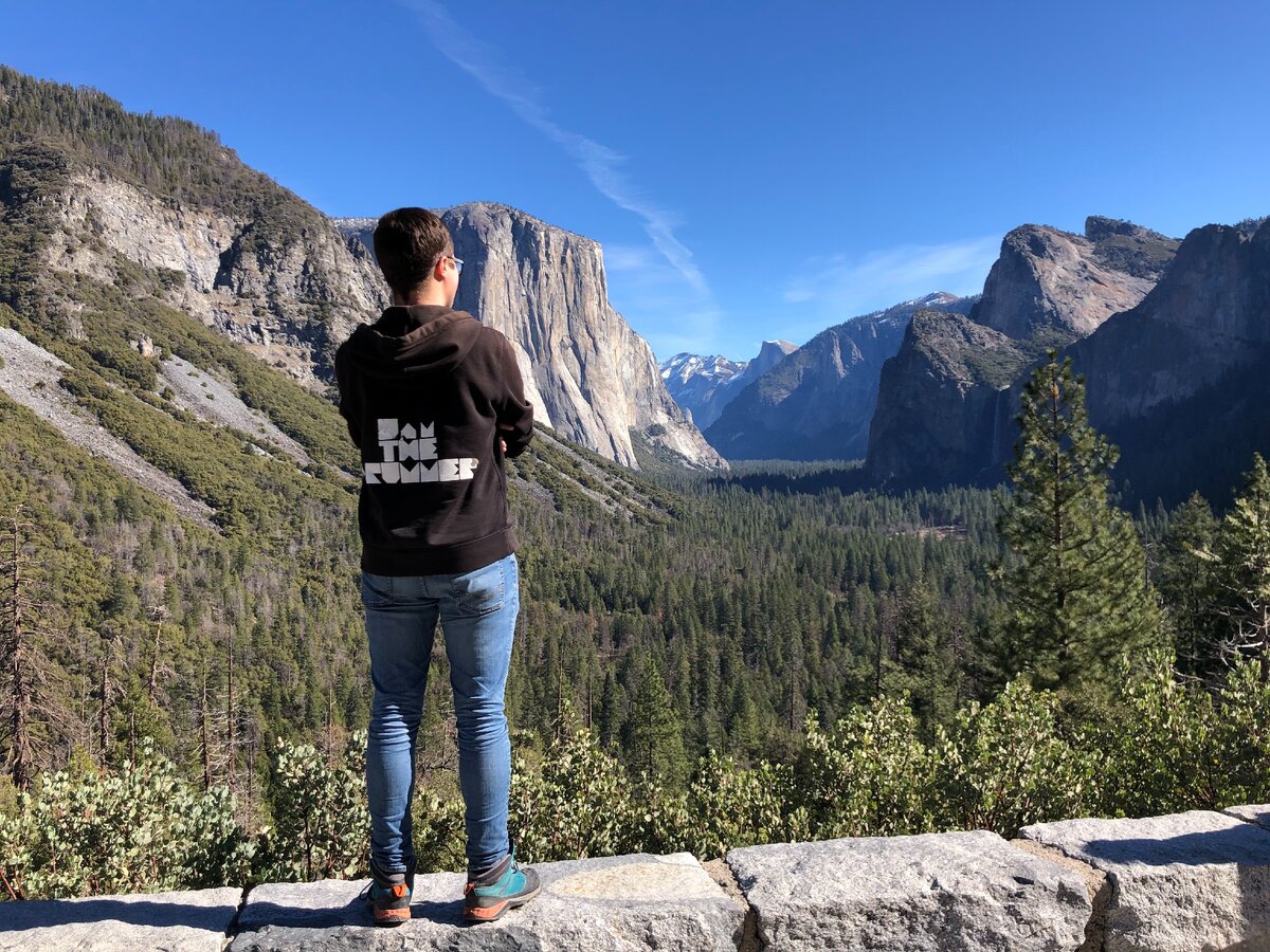 Это я, смотрю в мое светлое будущее на Дзене, стоя на смотровой площадке в парке Йосемити в Калифорнии