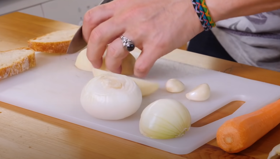 Ставлю кастрюлю на огонь и наливаю масло, пока оно греется нарезаю овощи кубиком.