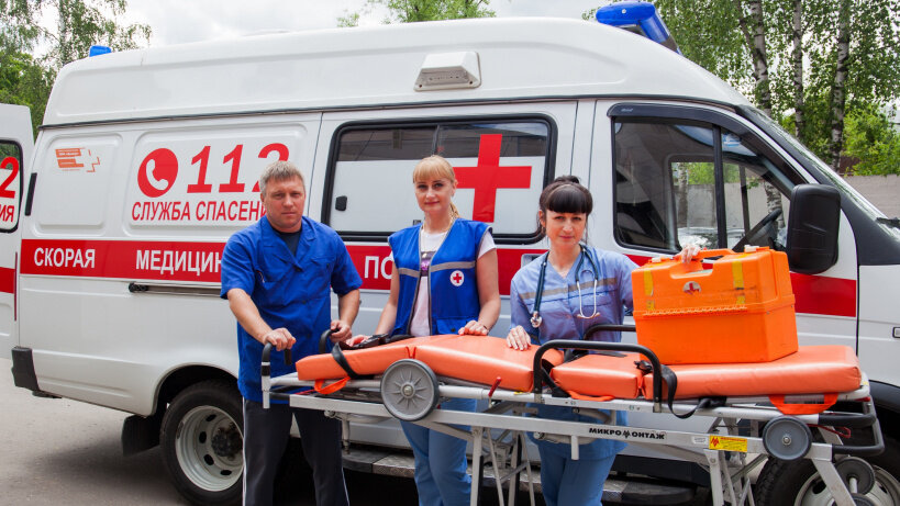 Служба скорой медицинской помощи. Скорая медицинская помощь. Бригада скорой. Врач скорой медицинской помощи. Машина скорой помощи врачи.