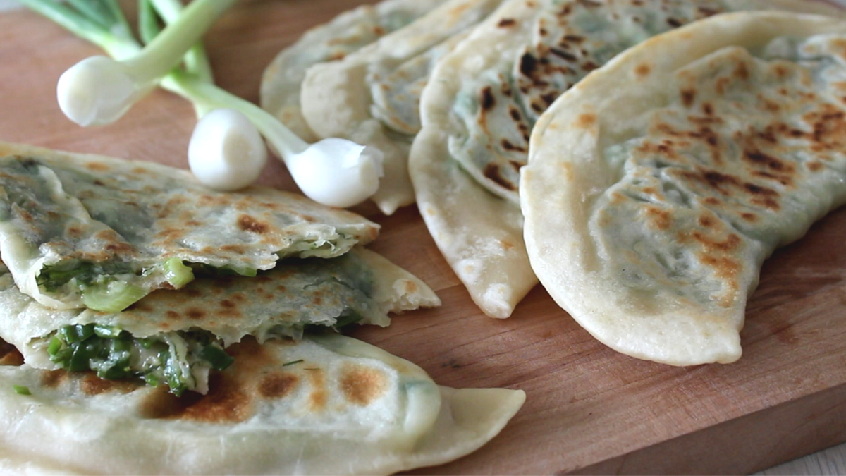 Кутабы с зеленью и сыром традиционное и очень популярное блюдо азербайджанской кухни. Приготовить их совсем не сложно. Главное тонко раскатать тесто.