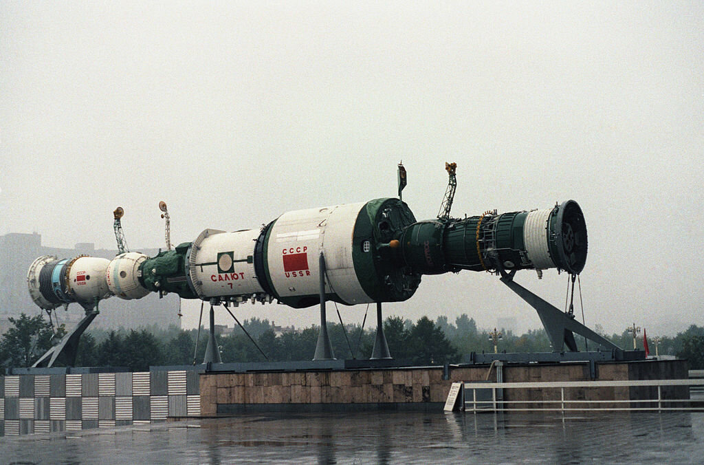 Салют-7 — советская орбитальная станция, созданная по гражданской программе «Долговременная орбитальная станция» (ДОС). Предназначалась для проведения научных, технологических, биологических и медицинских исследований в условиях невесомости. Вторая и последняя станция второго поколения, последняя станция серии «Салют». 
