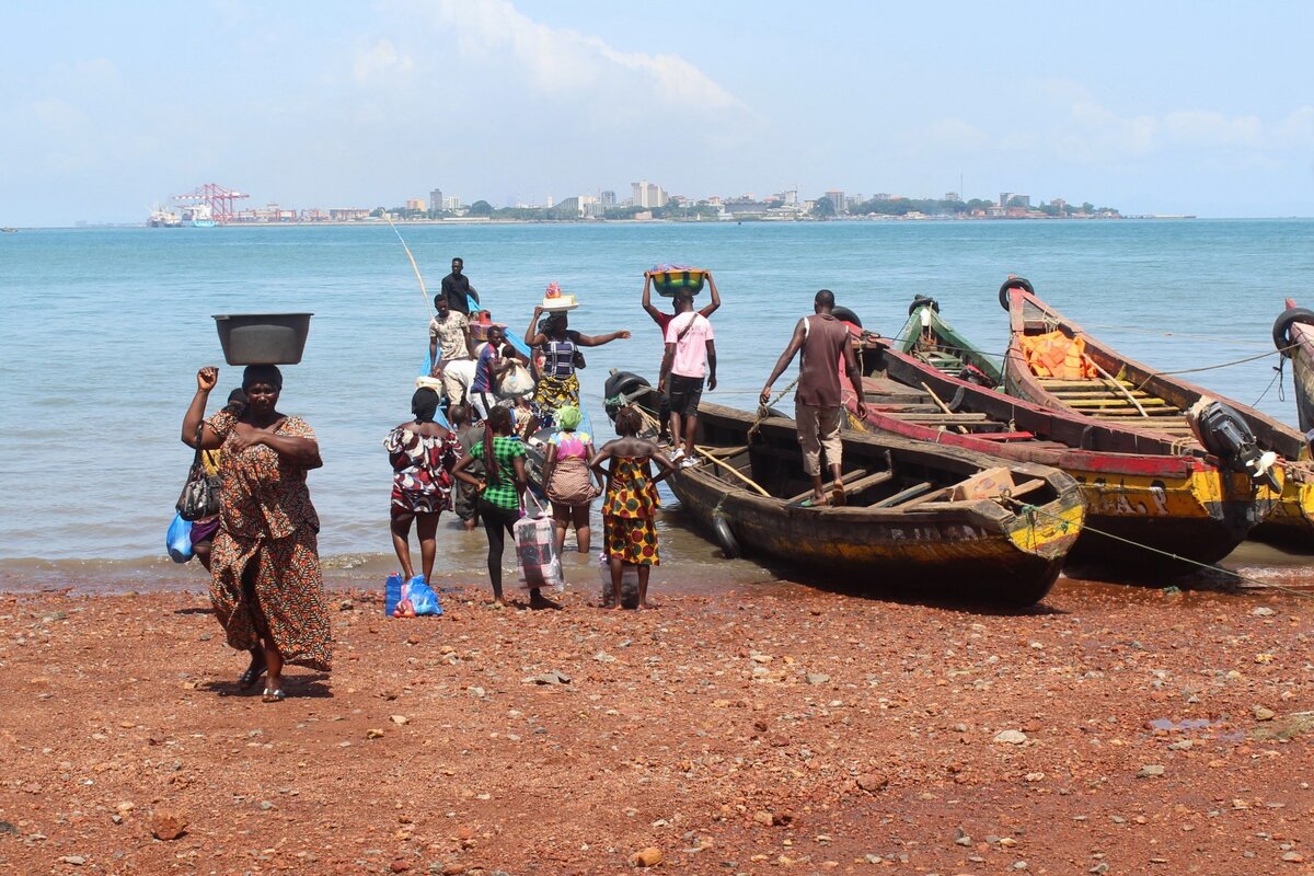Лодочная станция острова Касса. Вид на Конакри