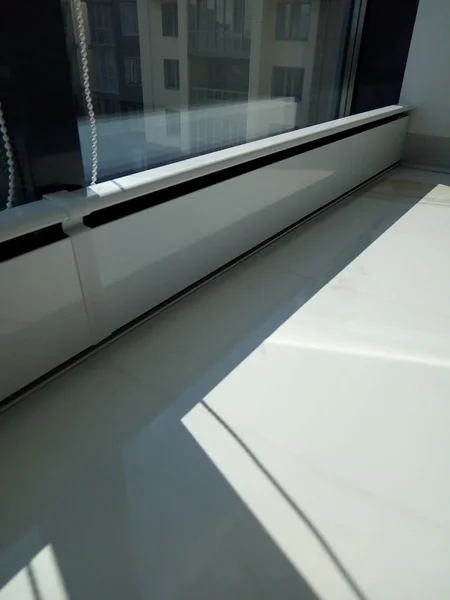 Теплый Плинтус возле окна