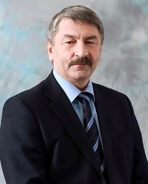 Михаил Радоманченко, Первый заместитель генерального директора АО Росжелдорпроект, главный инженер, рассказал о целом ряде нюансов, которые еще предстоит урегулировать:«Особенностью проектирования ВСМ-1 является отсутствие в России разработанных и утвержденных технических решений по ряду позиций, а также отсутствие производства сертифицированной продукции для строительства ВСМ в соответствии с техническим регламентом о безопасности высокоскоростного железнодорожного транспорта. Второй особенностью проекта является установленное в задании на проектирование уникальное для мировой практики условие — скорость движения 400 км/ч. Третьей особенностью является то, что процесс проектирования идет паралельно с разработкой нормативной базы для проектирования, строительства и эксплуатации инфраструктуры ВСМ. Проектировщики сегодня вынуждены решать задачи со многими неизвестными, в то же время они должны обеспечить выдачу проектной документации в установленные сроки. Это будет возможно только в том случае, если все участники этого процесса успешно справятся с поставленными задачами. Все эти особенности и нюансы не означают, что мы начинаем с чистого листа — опыт проектирования ВСМ-2 («Москва-Казань», — Прим. ред.) очень ценен, но надо учитывать, что при проектировании ВСМ-2 использовались китайские технологии и подвижной состав. В то же время, сегодня мы можем оценить предыдущие наработки и принять более эффективные решения с учетом отечественных разработок. Пожалуй, впервые в нашей практике, критериями выбора основного варианта трассы были не только технико-экономические показатели вариантов строительства трассы, но и сопутствующие социально-экономические эффекты. Выбранный вариант трассы длиннее базового на 21 км и дороже на 50 млрд рублей, однако исследования показали, что по принятому варианту прогнозируемые социально-экономические эффекты за 10 лет эксплуатации значительно превышают дополнительные затраты на строительство Новгородского варианта. Перед нами стоит сложнейшая задача — предстоит принять такие технические, технологические и проектные решения, которые позволят уложиться в расчетную стоимость строительства. Сегодня мы пришли к выводу, что для объективной оценки трудозатрат на проектирование необходимо отнести инфраструктуру высокоскоростных магистралей к уникальным объектам. Достаточно странно выглядит ситуация, когда уникальными считаются объекты, в проектной документации которых предусмотрена высота более 100 м, пролеты более 100 м и так далее. При этом ВСМ с уникальной для всего мира скоростью движения поездов к уникальным объектам не относится — эту ошибку надо устранять».