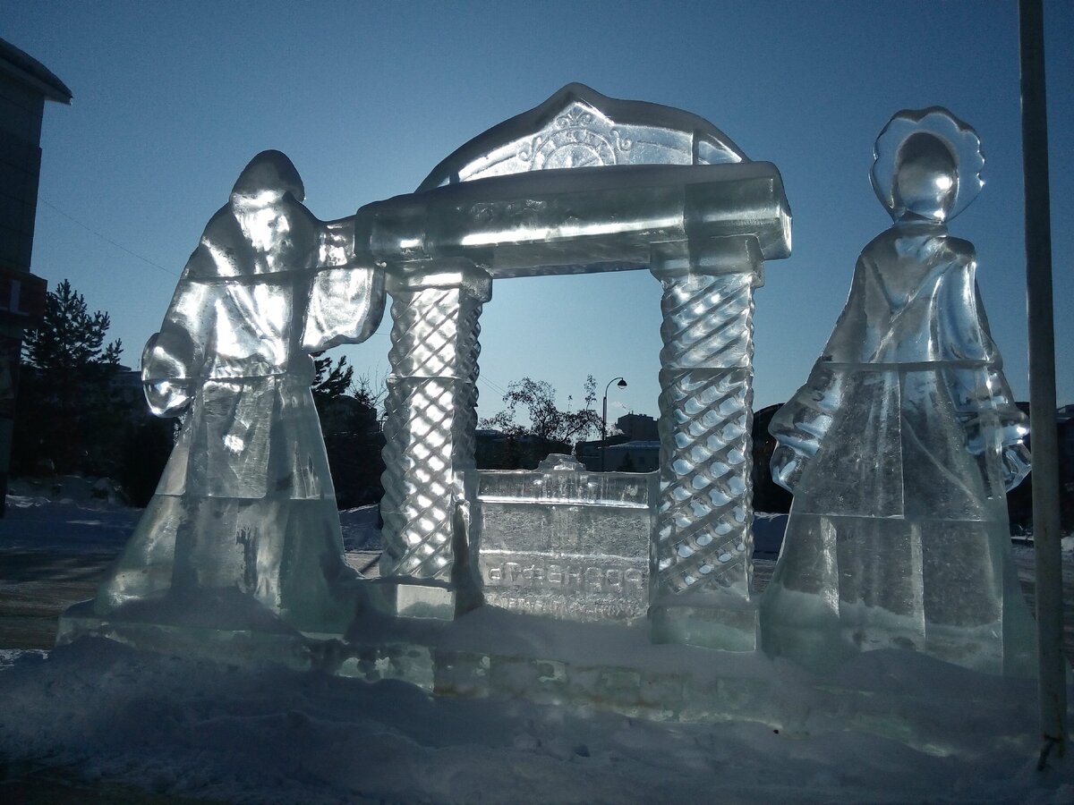 Ледяные статуи около офисе Роснефти.