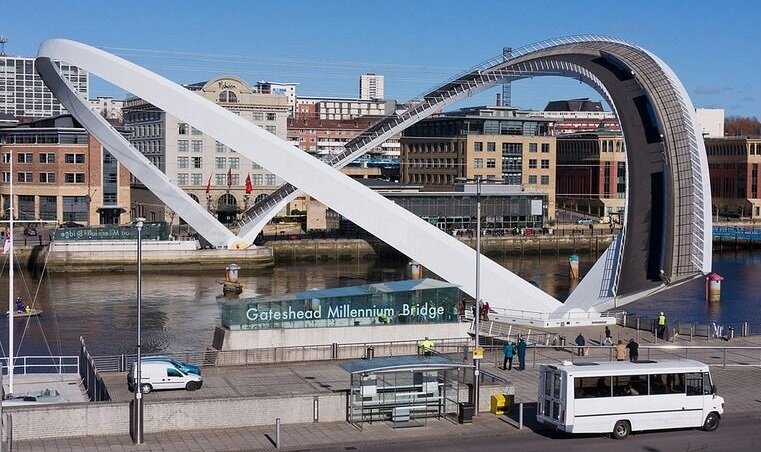 Мост Миллениум с наклоняющимися арками
