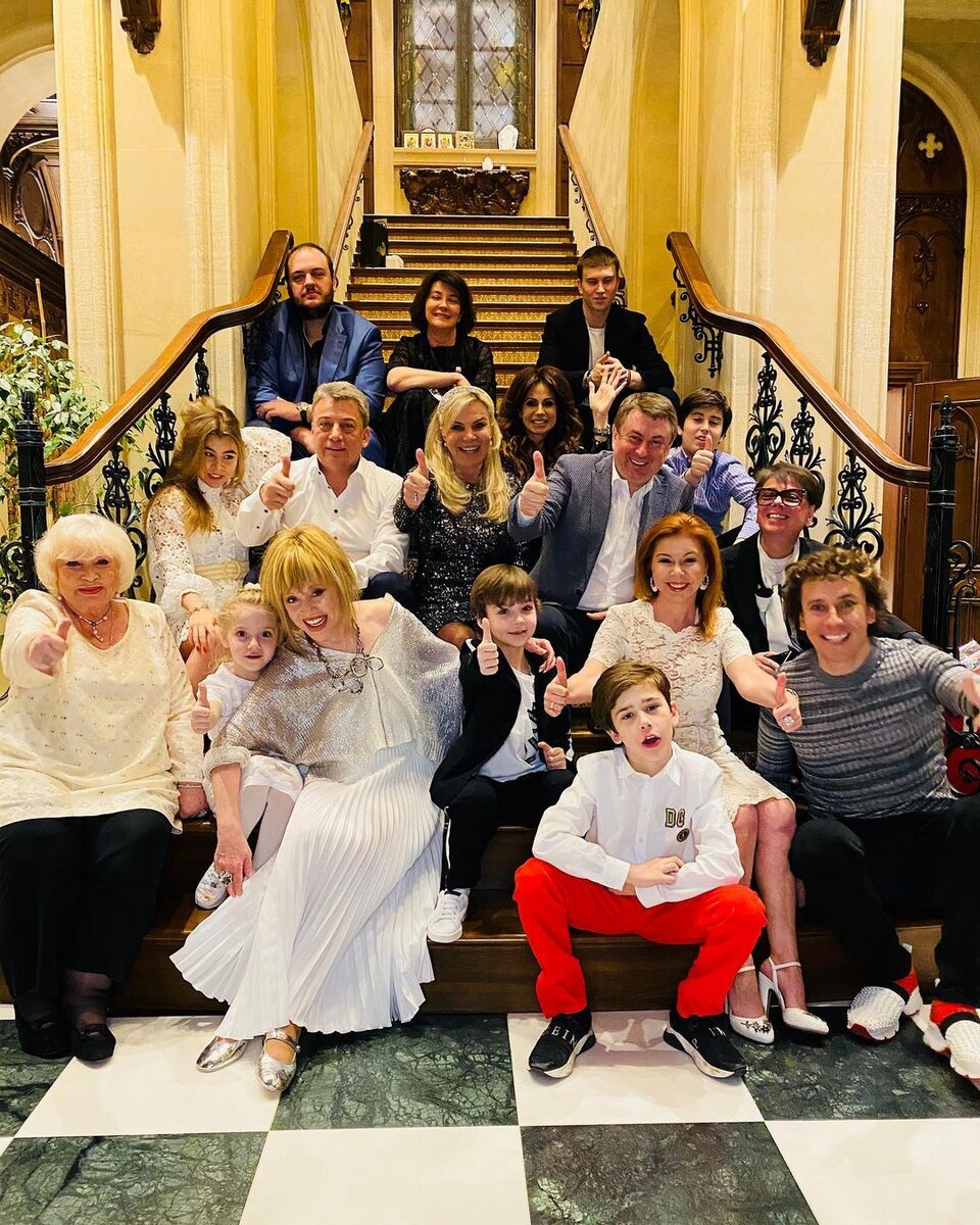 Новый Год в замке Примадонны. Алина Редель рядом с Пугачёвой. Фото: instagram Максима Галкина @maxgalkinru