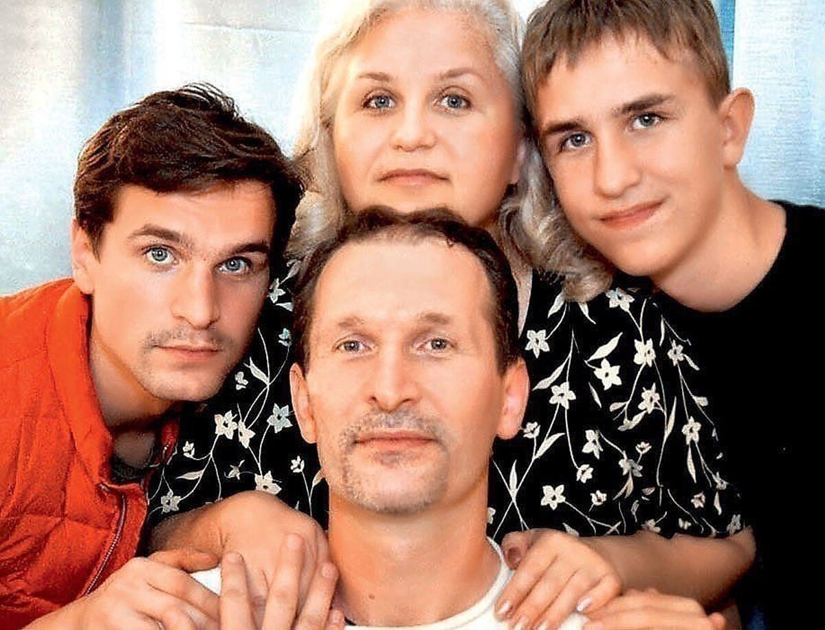 Фёдор Добронравов с сыновьями и женой