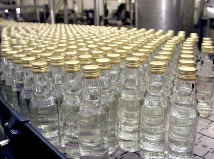 Водка. Много водки - без маркировки (фото из открытых источников)