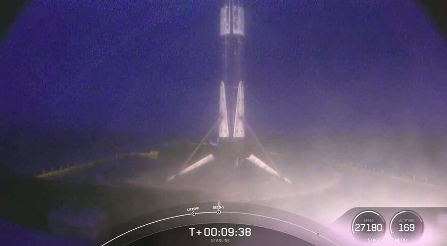 Первая ступень Falcon 9 после приземления 14 марта, завершив рекордный девятый полет той же ракеты-носителя. Фото: веб-трансляция SpaceX 