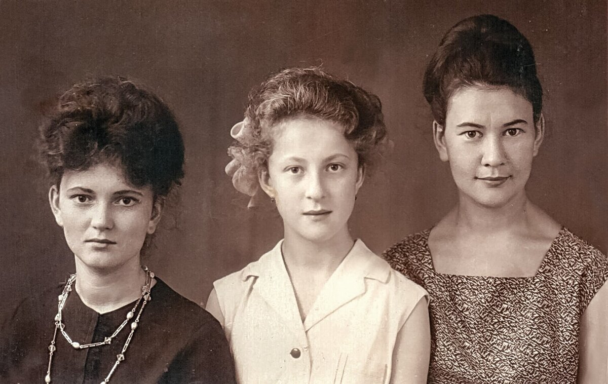 Сеңелләре Алисә һәм Әнисә Мәхмүтовалар белән.