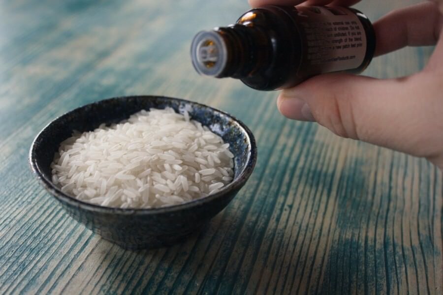 Почему рис пахнет. Рисовый ароматизатор. Рис с эфирным маслом. Рис и соль. Ароматизатор из соды и эфирного масла.