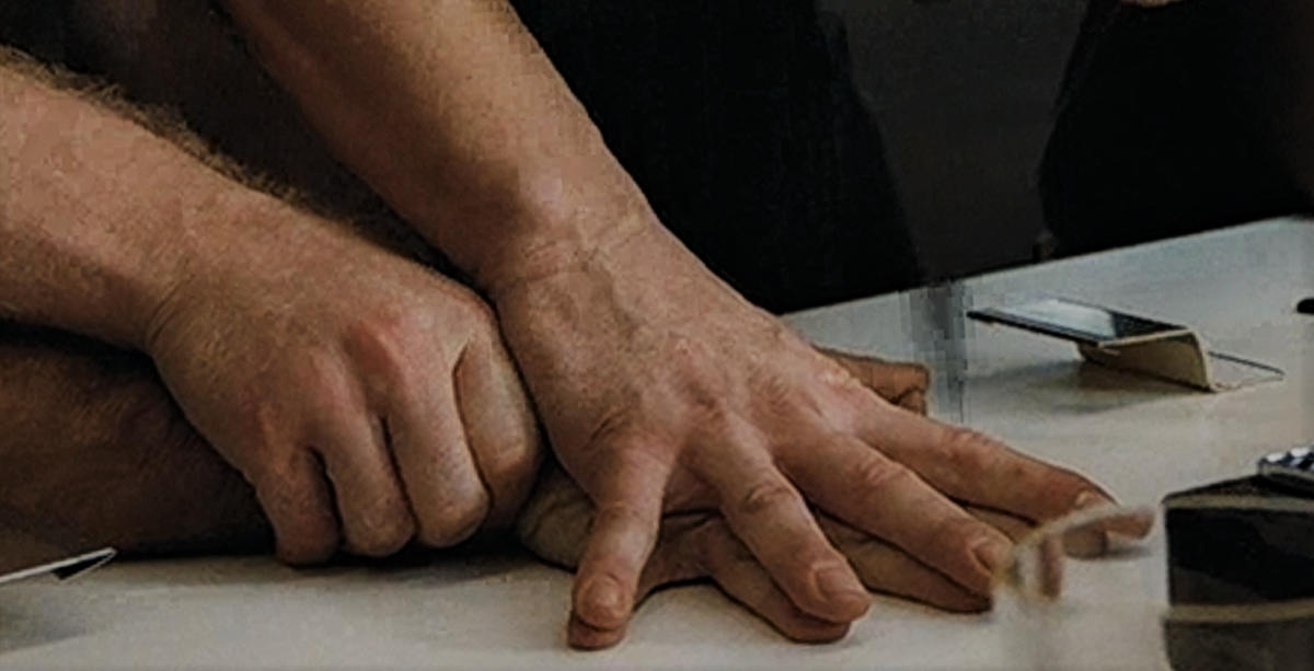 Момент из кинофильма с игрой в пять пальцев.