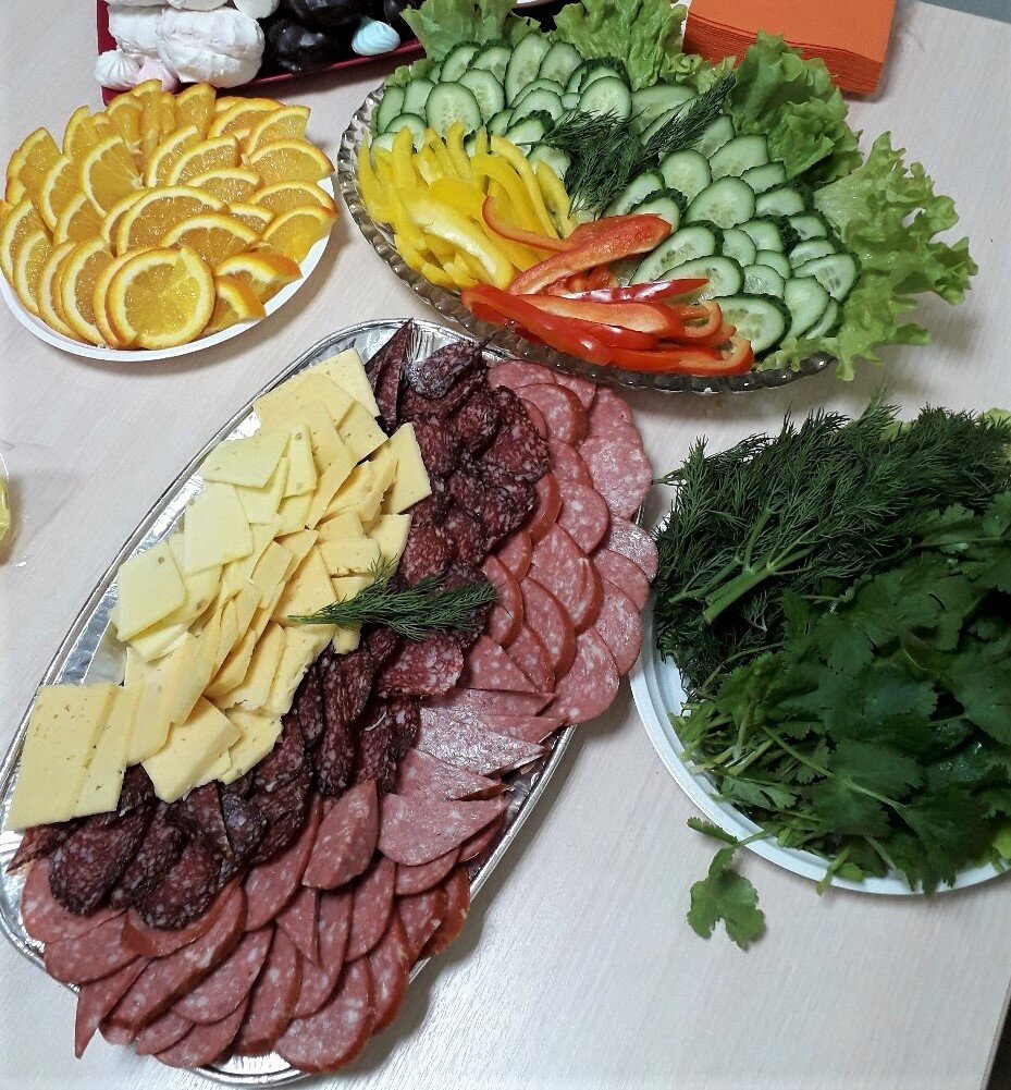 Ручная работа, все помыть и нарезать. Это вам не пиццу заказать!