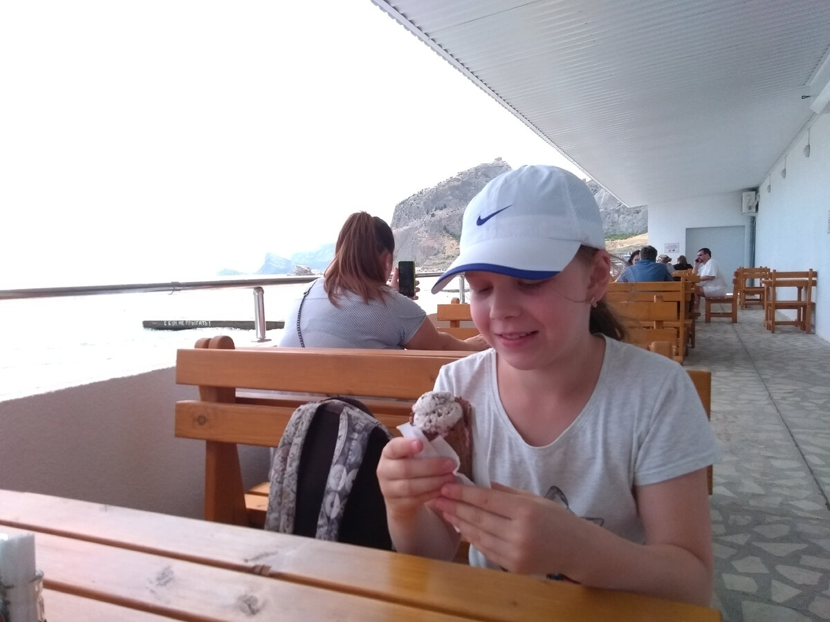 В этом кафе на берегу очень вкусное мороженое :)