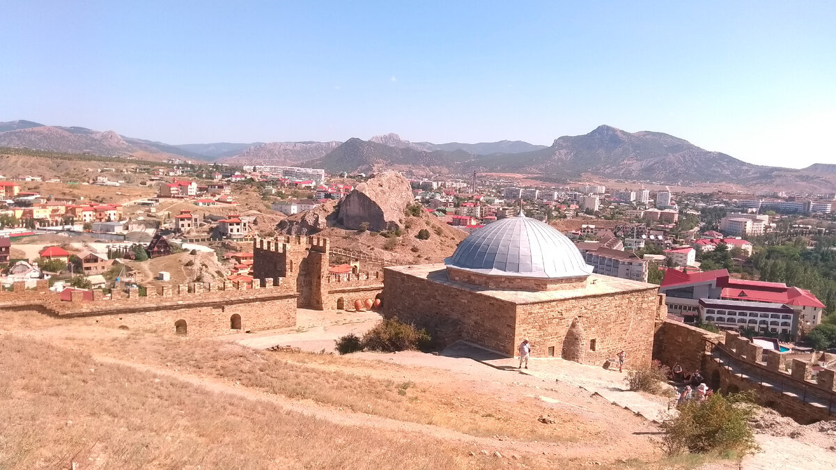 Вид на город со стены Генуэзской крепости