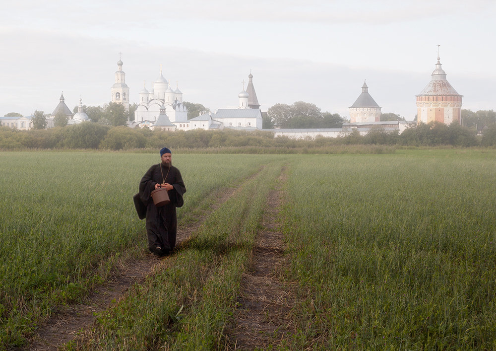 Природа храм а человек в ней работник. Батюшка в поле. Священник в поле. Священник на фоне церкви. Монах в поле.