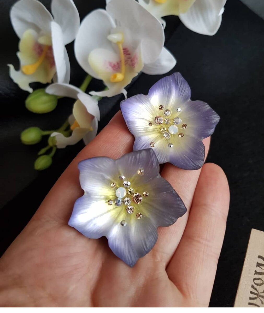 Клипсы, со вставками из люцита нежно-сиреневого цвета. 