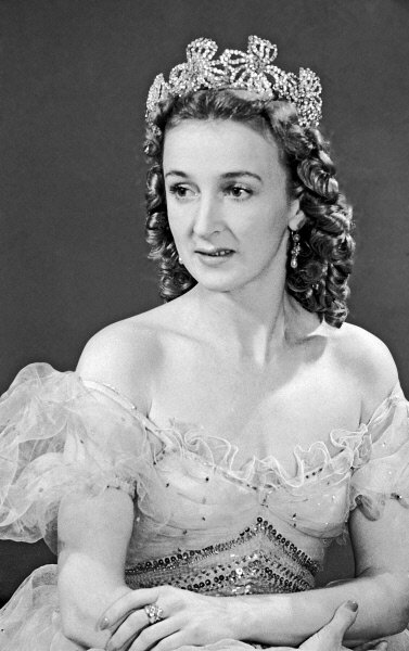  Заслуженная артистка РСФСР и лауреат Сталинской премии Ирина Тихомирнова