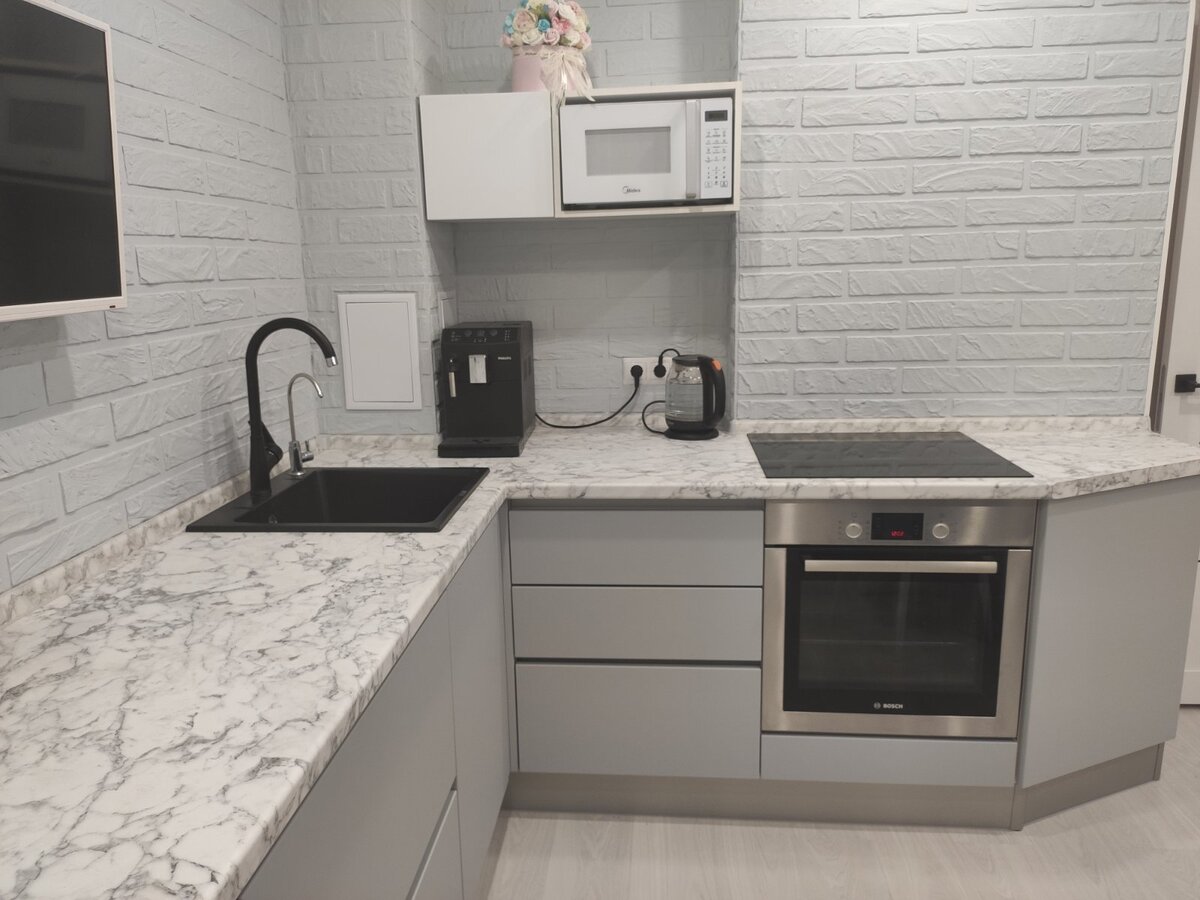 Все хранение - в нижних тумбах, верхний шкаф в нише лишь для установки СВЧ