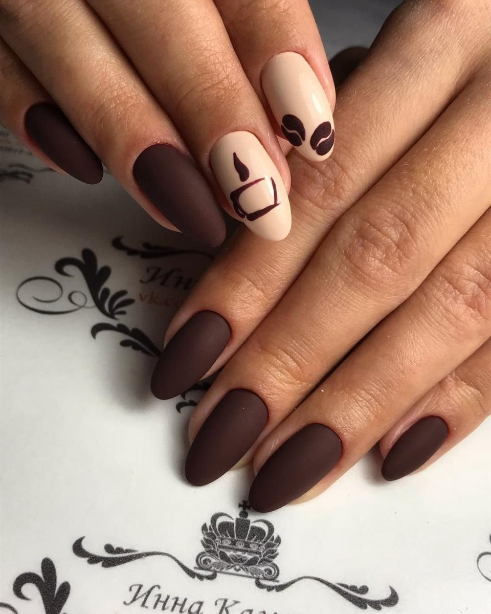 Дизайны ногтей для любителей тёмно бежевого цвета.