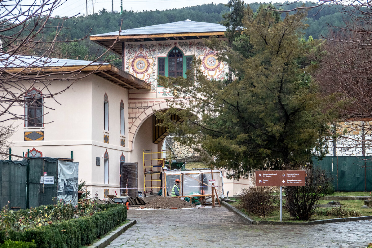 На территории комплекса продолжаются реставрационные работы