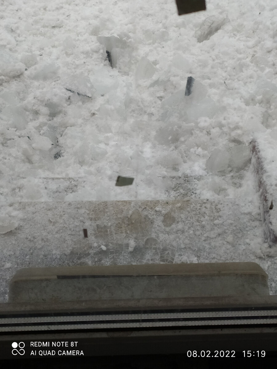 Осколки сосулек на крыльце. Фото автора.