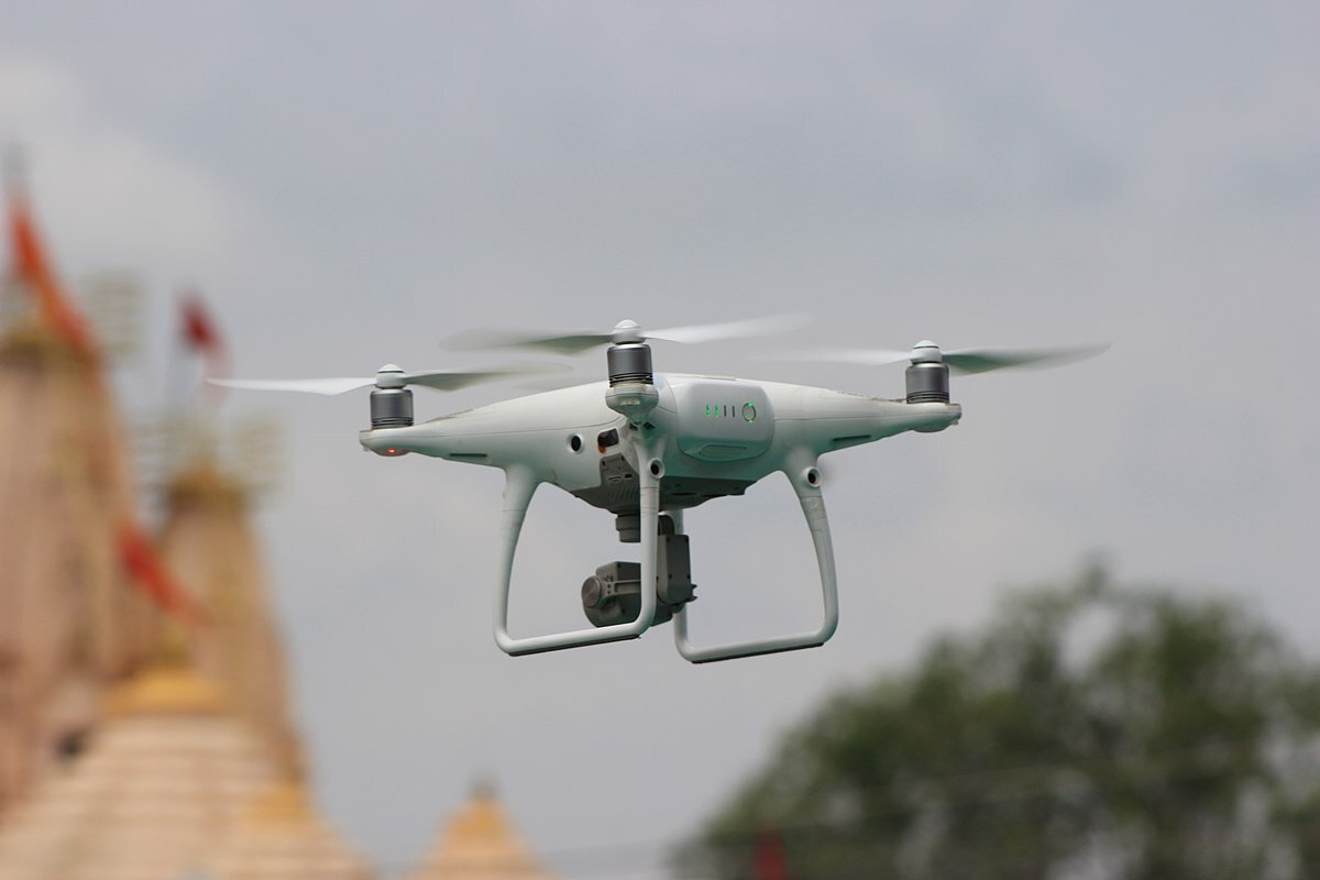 Управление как у игрушки, только это вовсе не игрушка, а средство повышенной опасности...                                                                                                                         Vijay Barot, CC BY-SA 4.0 <https://creativecommons.org/licenses/by-sa/4.0>, via Wikimedia Commons