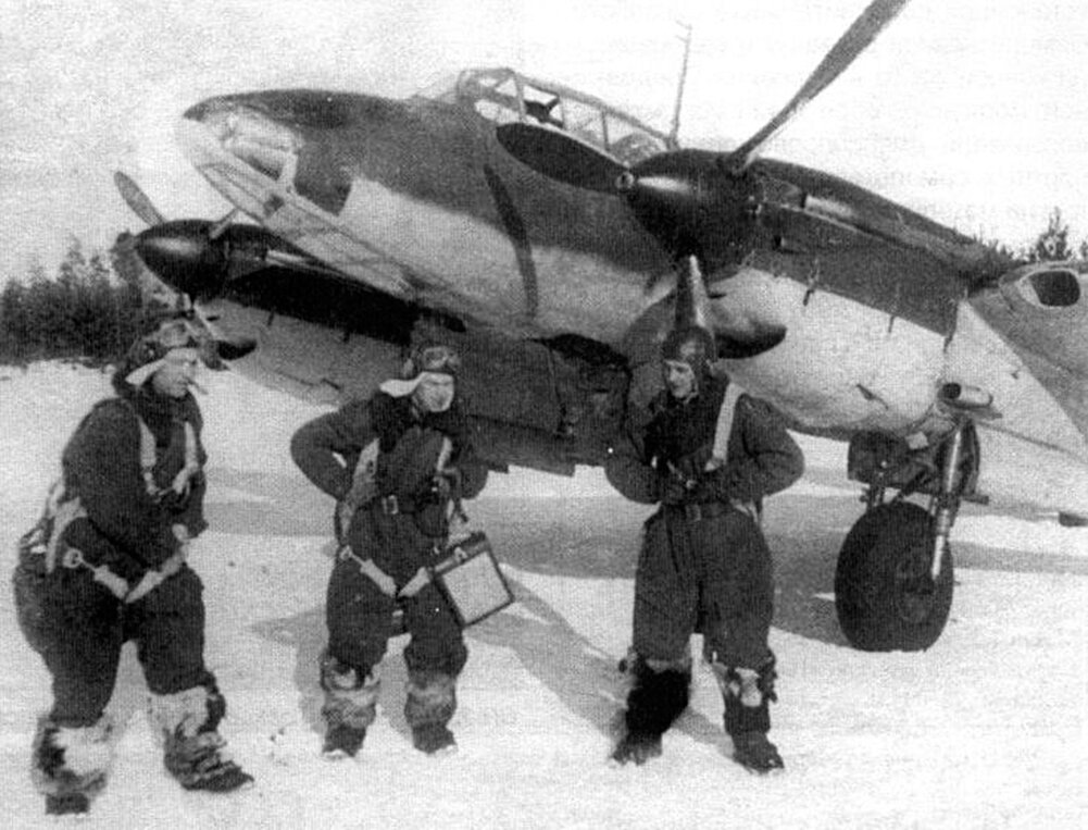 Самолёт ПЕ-2 и экипаж в зимних условиях