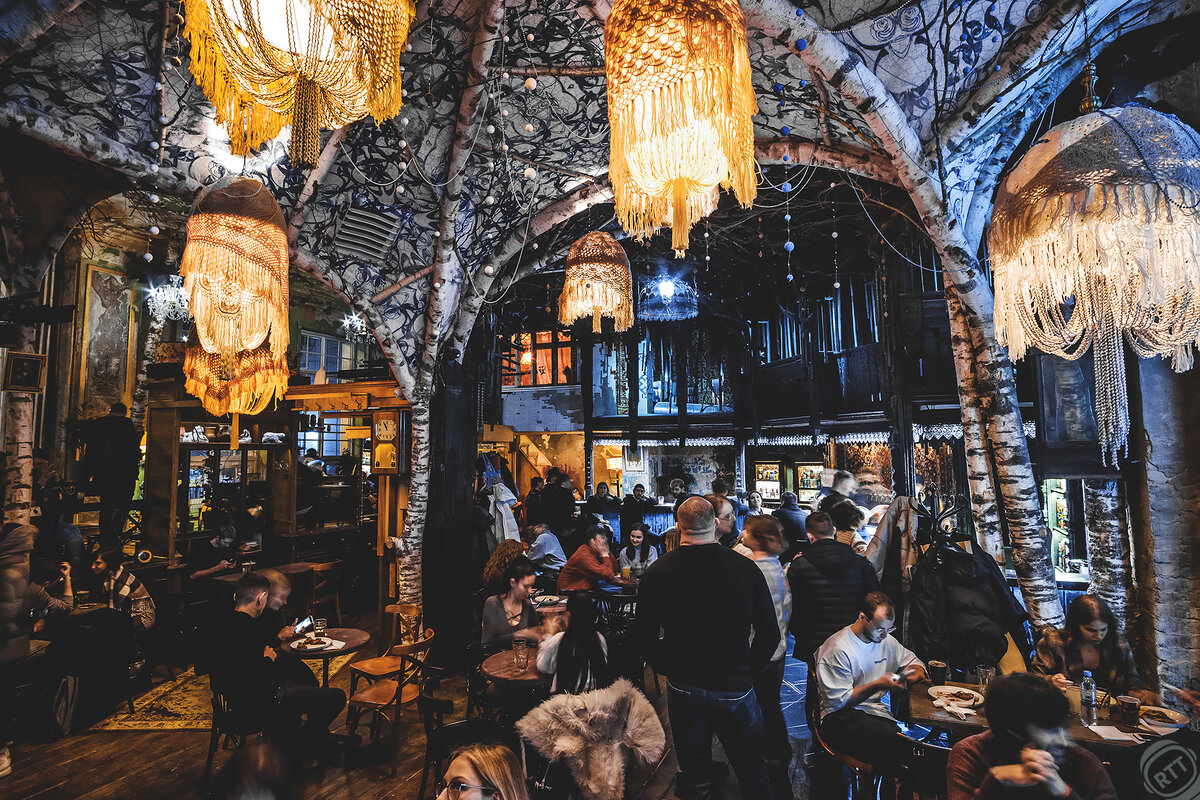 В Москве открыли новый бар с березами, балконом хрущевки и сгоревшей избой