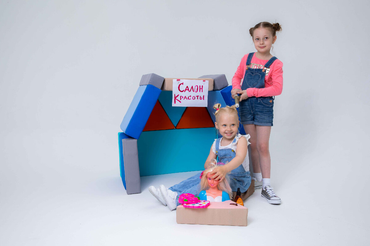 Домик на фото построен из конструктора Магматик