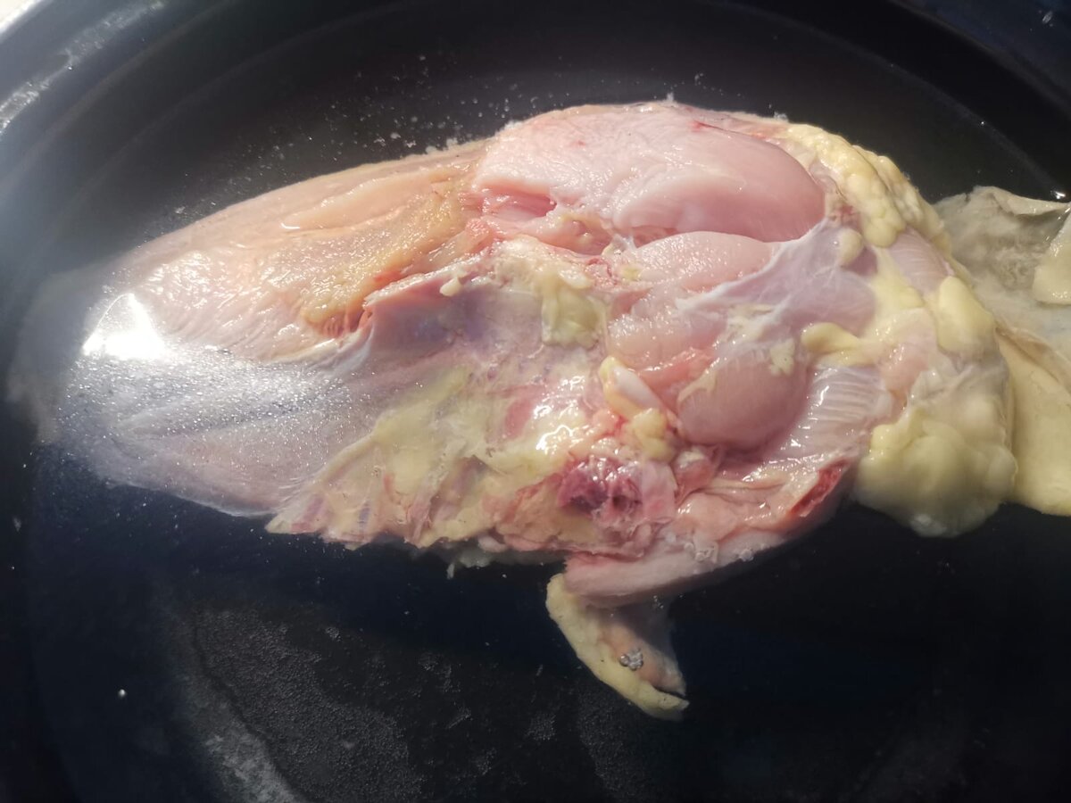 У меня курица домашняя, я не убираю кожу и небольшой жирок перед варкой 
