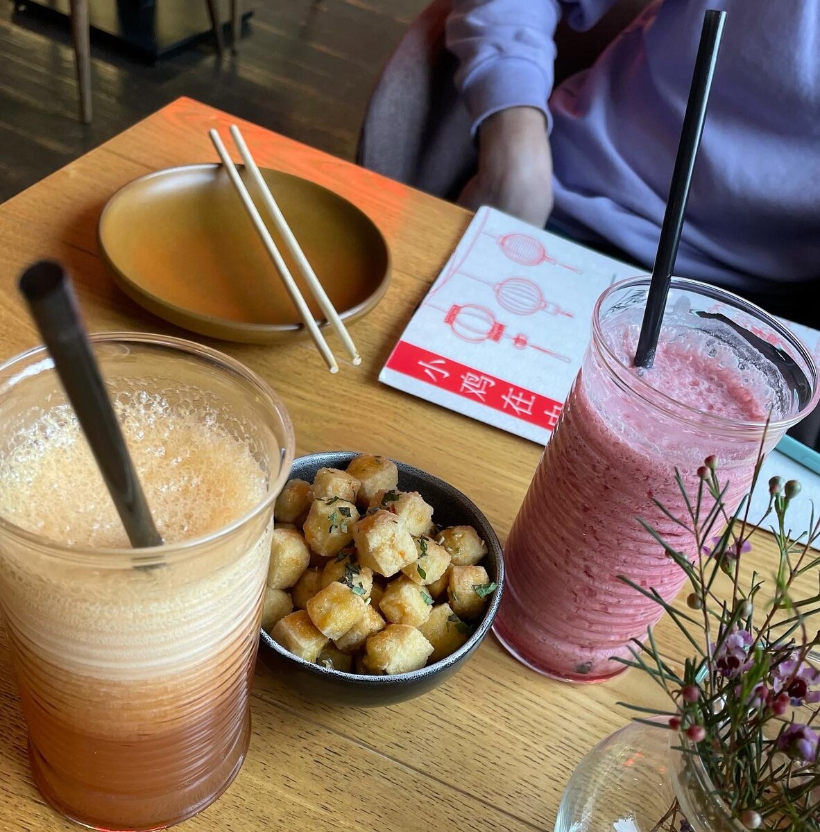 Жаренный сыр тофу , два коктейля с винным персиком и розовым бархатом 