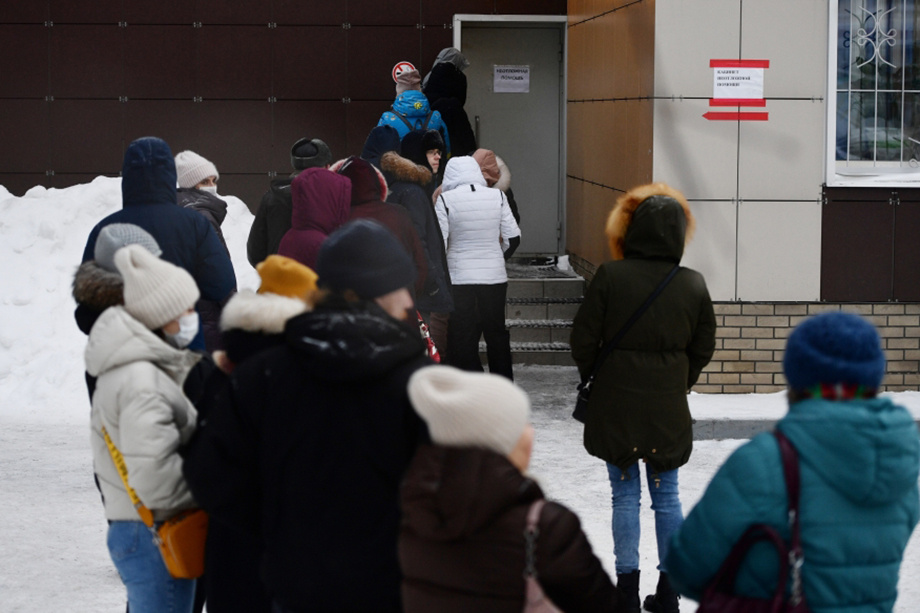 Из-за резкого роста числа заболевших во взрослых и детских поликлиниках появились многочасовые очереди. Фото: Павел Лисицын/РИА Новости