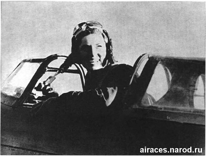 Екатерина со своим истребителем